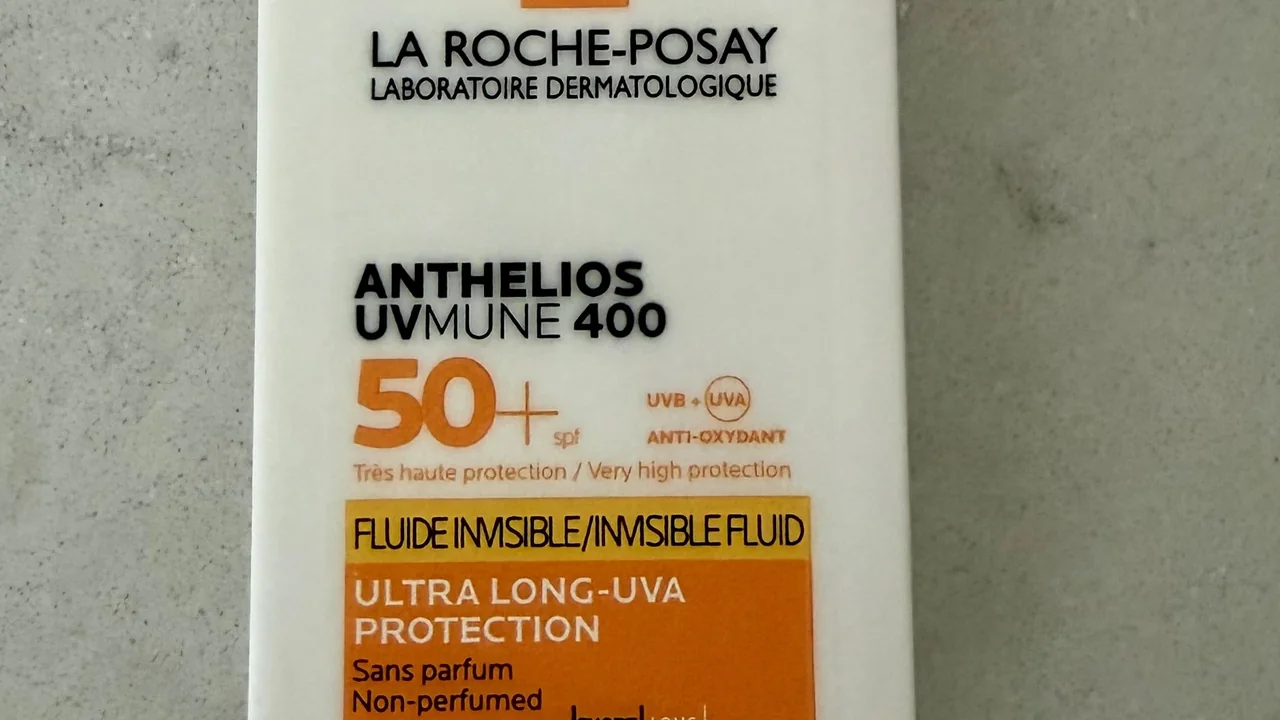 Embalagem de protetor solar facial Anthelios UVMune 400 FPS 50+
