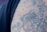 Tatuagem em braço exposto: proteção solar ajuda a preservar a pele tatuada