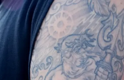 Tatuagem em braço exposto: proteção solar ajuda a preservar a pele tatuada