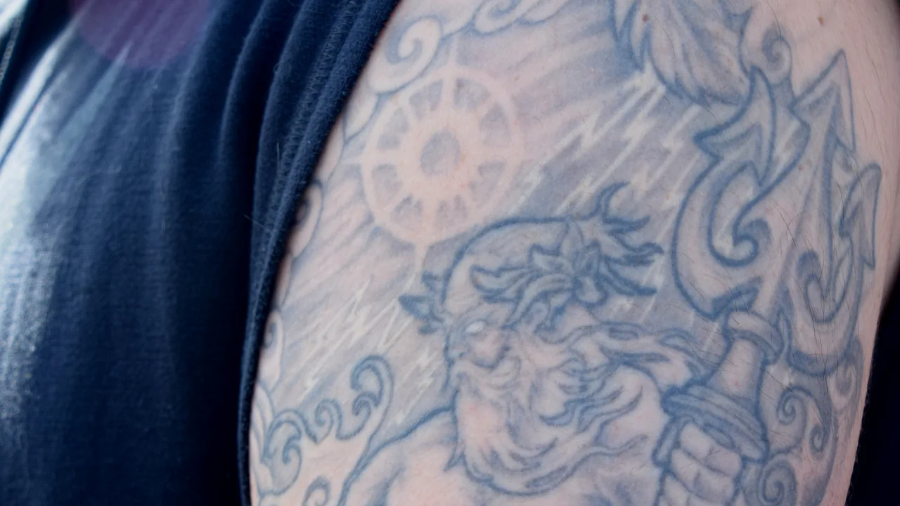Tatuagem em braço exposto: proteção solar ajuda a preservar a pele tatuada