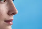 Água termal aplicada no rosto como contexto de skincare