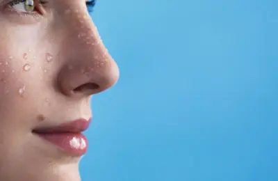 Água termal aplicada no rosto como contexto de skincare