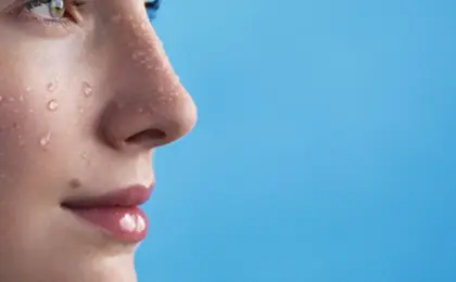 Água termal aplicada no rosto como contexto de skincare