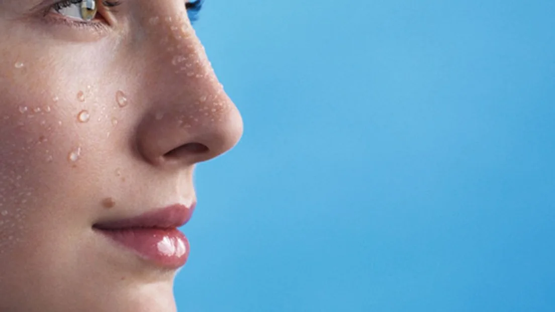 Água termal aplicada no rosto como contexto de skincare