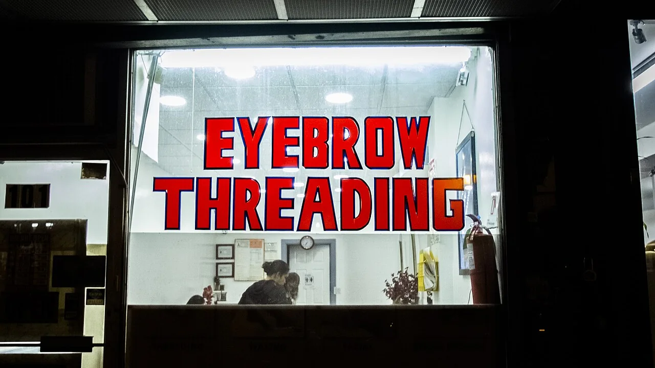 Fachada de serviço especializado em threading de sobrancelhas, imagem ilustrativa do segmento de beleza