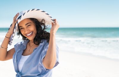 Pessoa protegida do sol em uma praia, imagem ilustrativa para a notícia sobre o Tinosorb S
