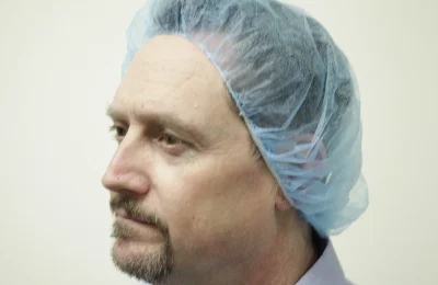Touca descartável tipo bouffant cobrindo o cabelo