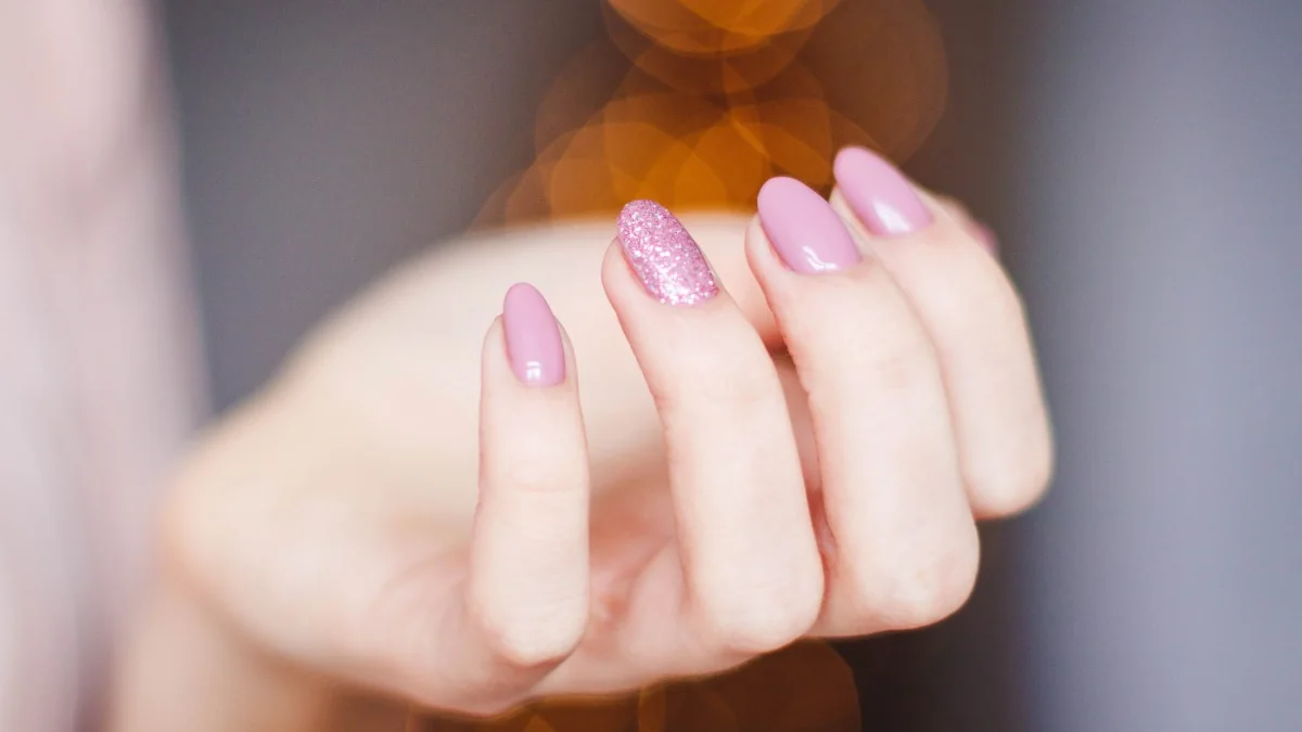 Unhas esmaltadas em imagem ilustrativa de cuidados com as unhas