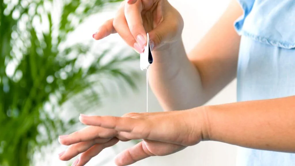 Aplicação ilustrativa de produto cosmético em formato monodose