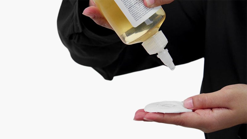 Aplicação do The Ordinary Glycolic Acid 7% Exfoliating Toner em algodão
