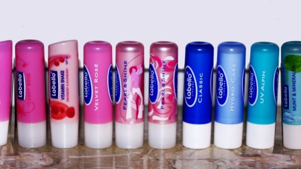 Variedade de protetores labiais em tubos stick de cores diferentes