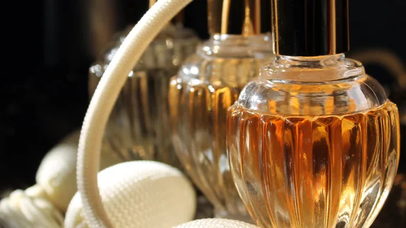 Atomizador de perfume vintage com frascos ao fundo