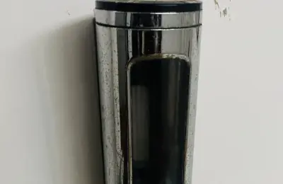 Dispenser manual de sabonete líquido montado na parede, usado como exemplo de instalação em espaço de beleza