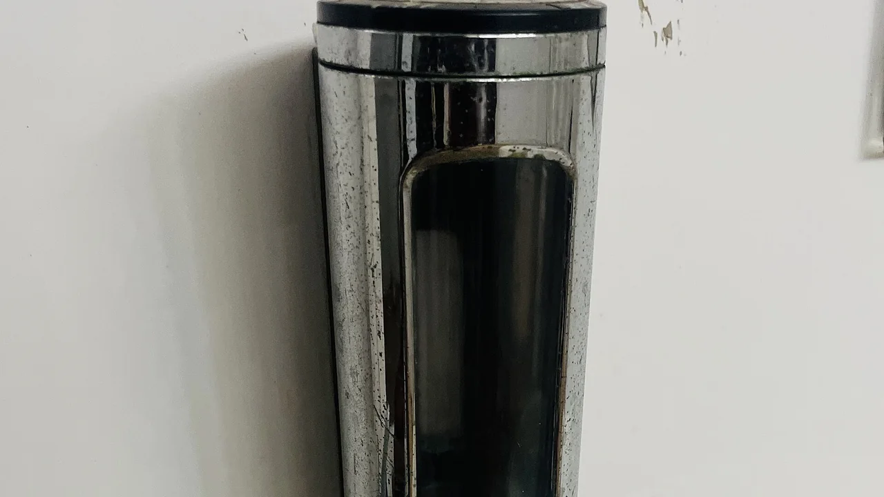 Dispenser manual de sabonete líquido montado na parede, usado como exemplo de instalação em espaço de beleza