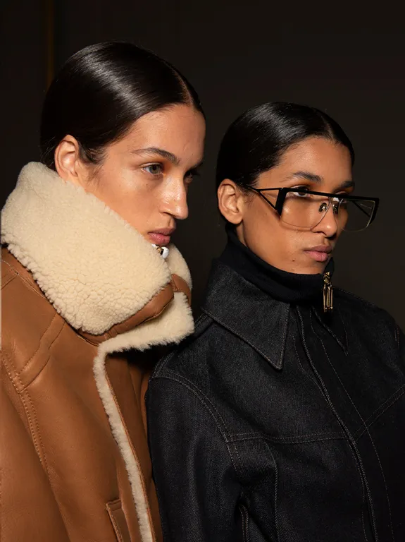 Modelos com cabelos penteados em uma imagem editorial da Wella Company