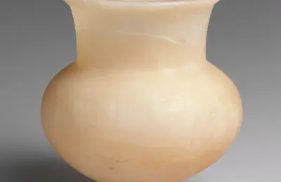 Pote cosmético de boca larga em imagem ilustrativa, destacando o acesso ao interior da embalagem
