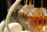 Frascos de perfume em um atomizador antigo