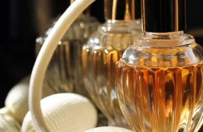 Frascos de perfume em um atomizador antigo