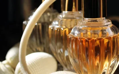 Frascos de perfume em um atomizador antigo