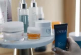Pessoa escolhendo um produto cosmético em uma exposição