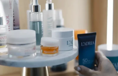 Pessoa escolhendo um produto cosmético em uma exposição