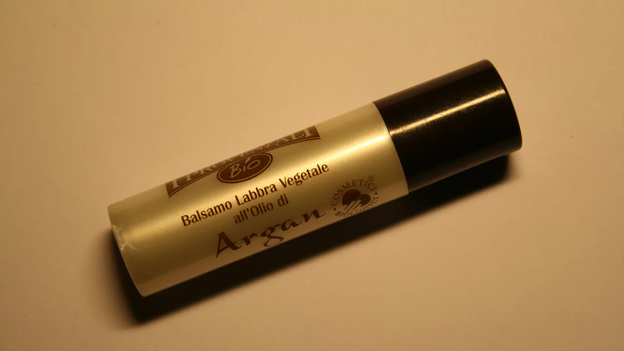 Bálsamo labial com óleo de argan em embalagem tipo bastão.