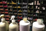 Produtos para cuidados capilares organizados em prateleira de salão