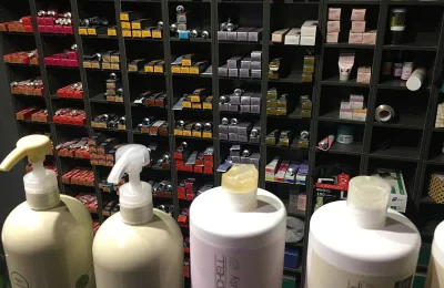 Produtos para cuidados capilares organizados em prateleira de salão