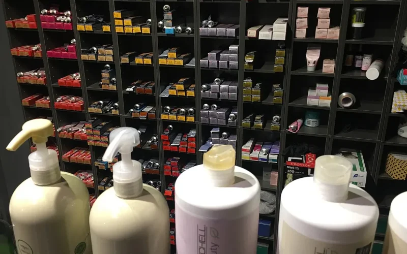 Produtos para cuidados capilares organizados em prateleira de salão