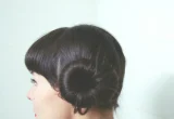 Pessoa com cabelo liso preso em coque