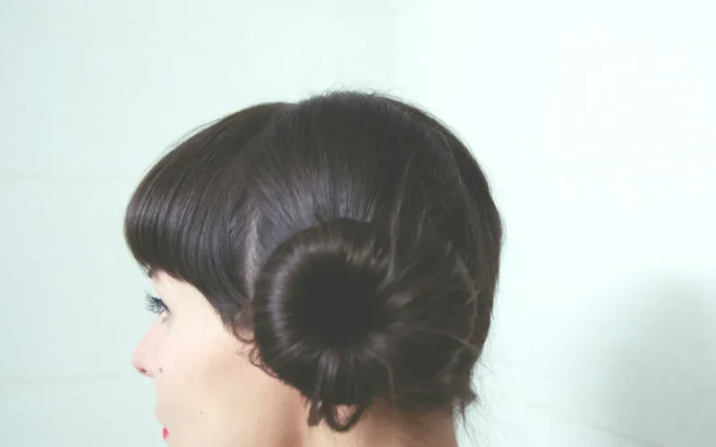 Pessoa com cabelo liso preso em coque