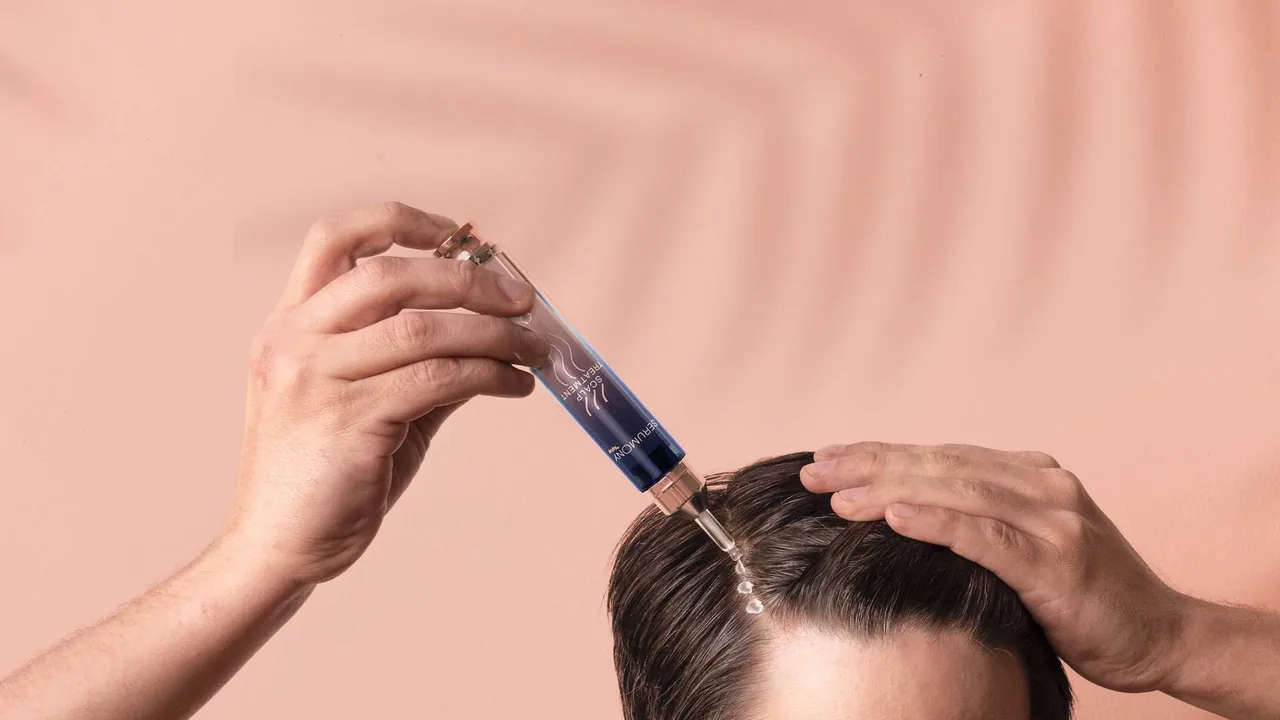 Aplicação de sérum capilar com conta-gotas diretamente no couro cabeludo