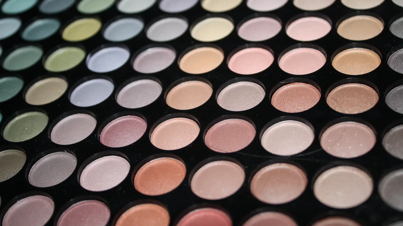 Paleta com sombras em tons neutros e rosados