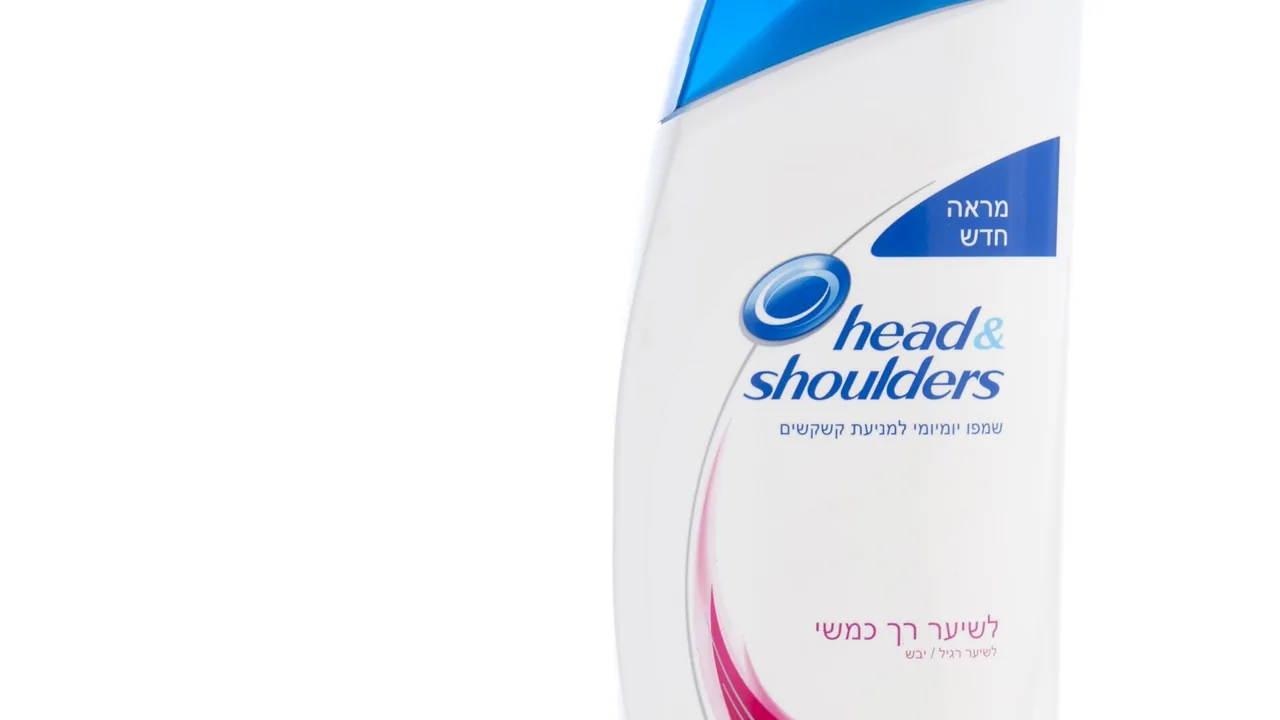 Frasco de shampoo usado na rotina de lavagem dos cabelos