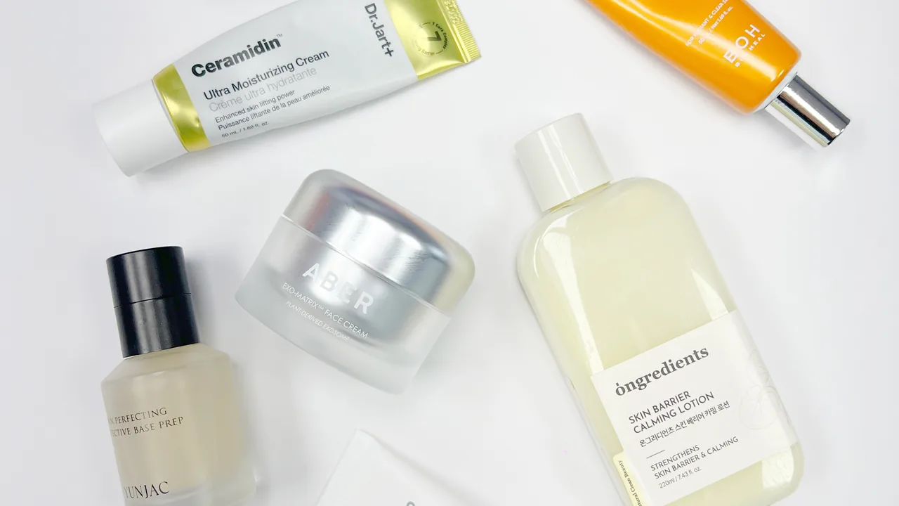 Seleção de produtos de skincare e cosméticos que representa a diversidade do mercado de beleza