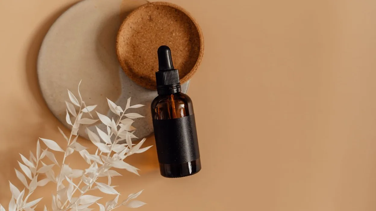 Frasco cosmético sem rótulo em composição neutra