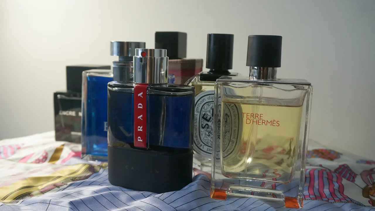 Frascos de fragrâncias em uma composição fotográfica