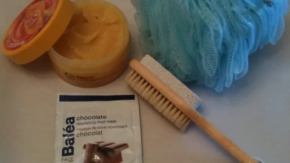 Ferramentas e produtos usados em rotinas de esfoliação