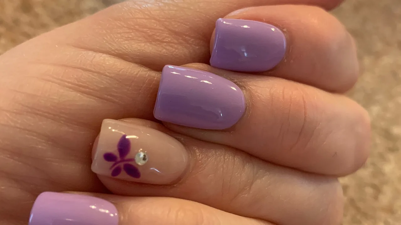 Manicure com acabamento brilhante em unhas naturais ou alongadas