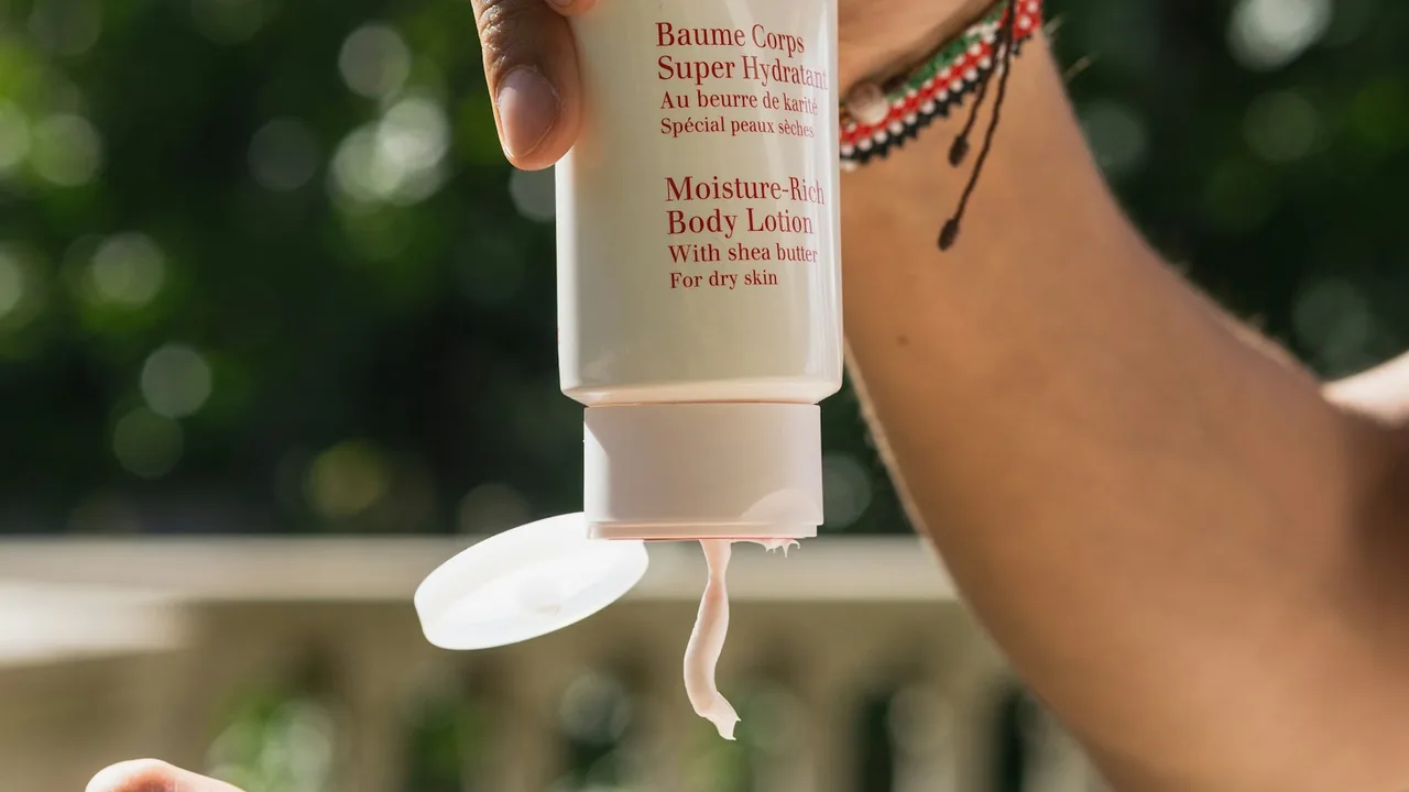 Produto cosmético dispensando loção cremosa para aplicação nas mãos
