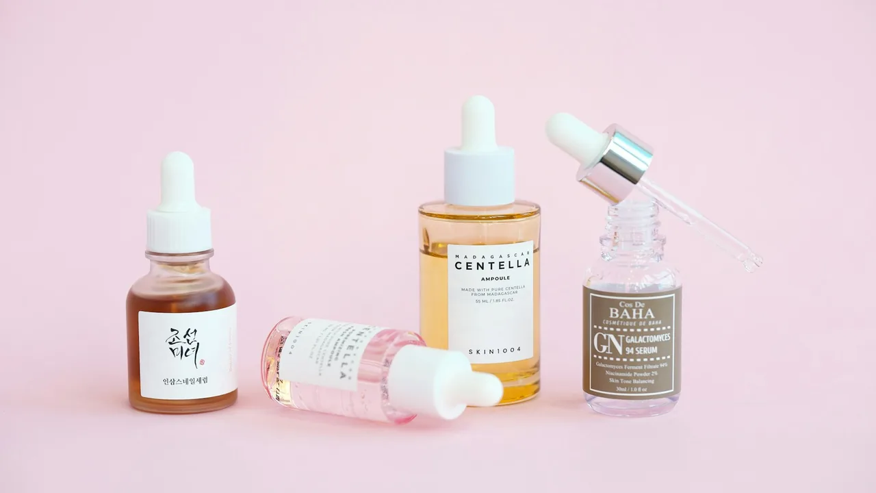 Frascos de séruns cosméticos em uma composição de fotografia de produto