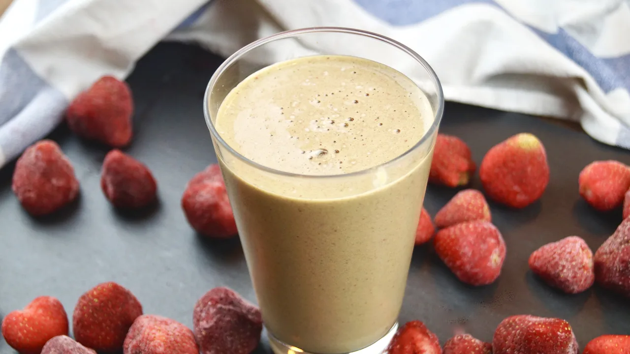Smoothie de morango em copo, imagem contextual para explicar a inspiração beauty gourmand.