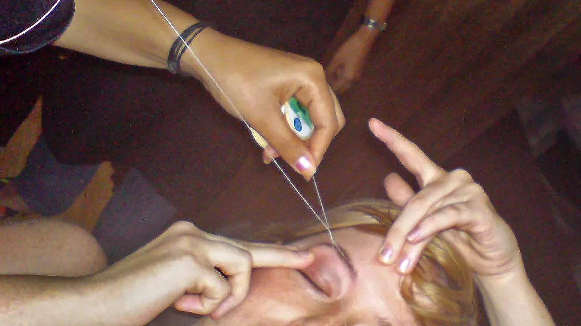 Design de sobrancelhas com linha para contextualizar cuidados antes de usar cosméticos na região dos olhos.