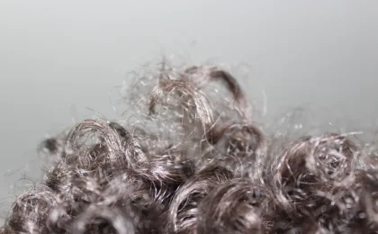 Cachos naturais em close, com diferentes espirais e textura visível