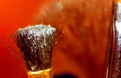 Pincel de maquiagem usado para esfumar o contorno facial.