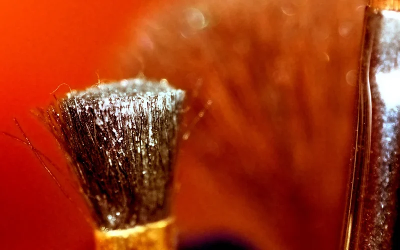 Pincel de maquiagem usado para esfumar o contorno facial.
