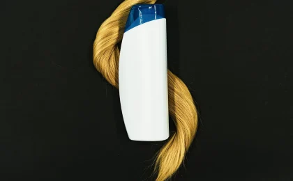 Frasco de produto capilar sem marca sobre uma mecha de cabelo, representando um finalizador leave-in.