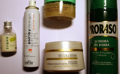 Produtos de cuidados pessoais italianos, incluindo uma loção corporal, organizados sobre uma superfície clara.