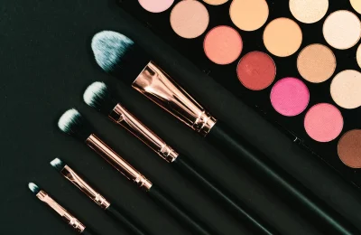 Paleta de sombras e pincéis de maquiagem