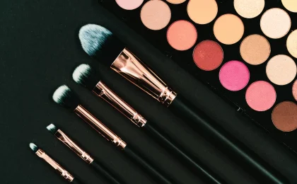 Paleta de sombras e pincéis de maquiagem